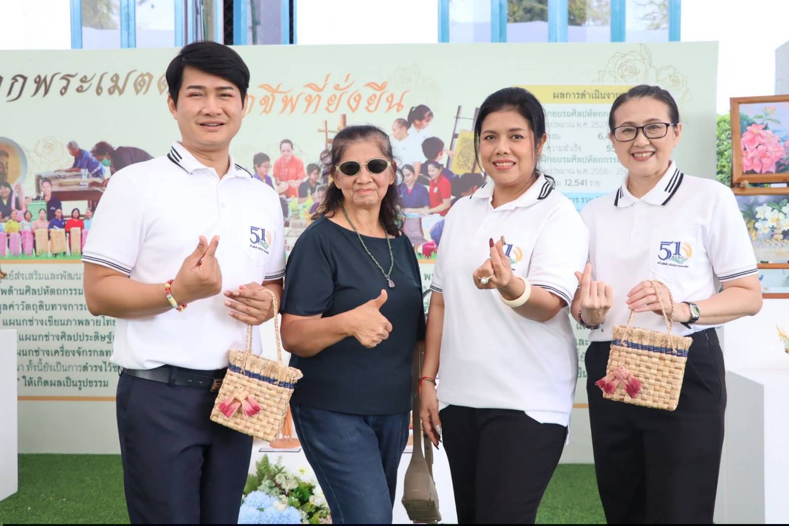 title - รัฐมนตรีว่าการกระทรวงเกษตรและสหกรณ์ พร้อมด้วยคณะผู้บริหาร ส.ป.ก. เข้าเยี่ยมชมโซนกิจกรรมฝึกอาชีพ Workshop งานศิลปหัตถกรรม (ศพส.) กิจกรรมจัดขึ้นภายใต้งาน วันคล้ายวันสถาปนาครบรอบ 51 ปี ส.ป.ก. ณ สำนักงานการปฏิรูปที่ดินเพื่อเกษตรกรรม